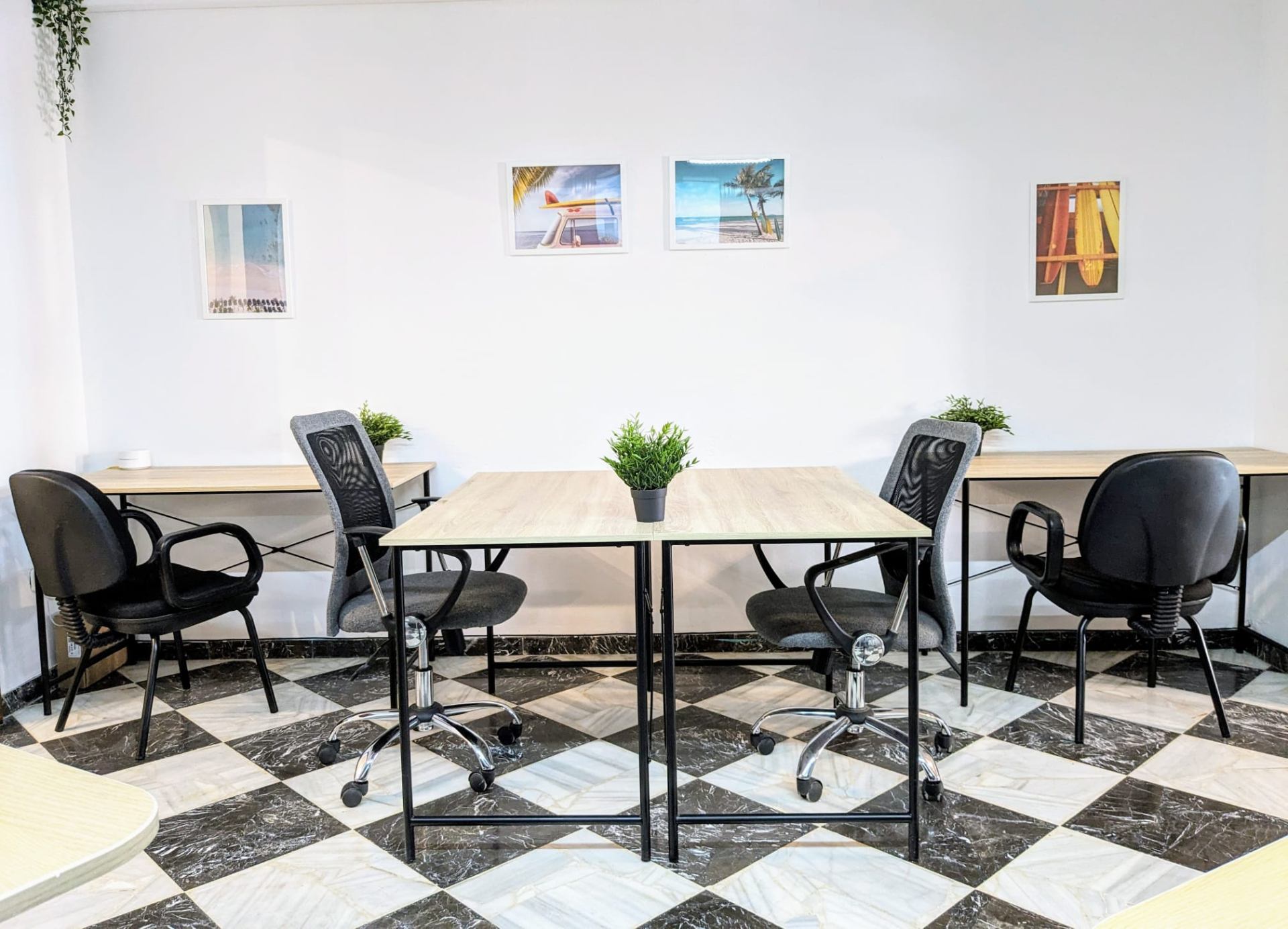 Espacio de coworking luminoso con mesas y sillas ergonómicas en BednDesk