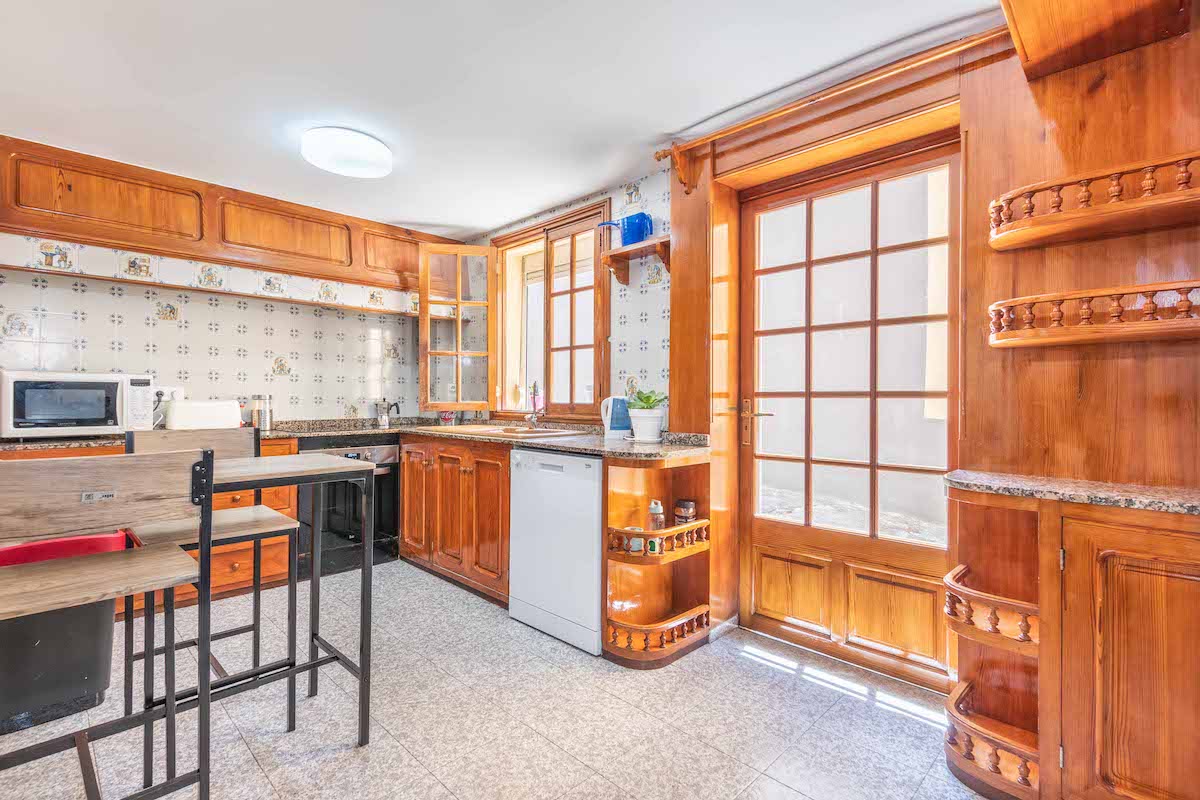 Fully equipped shared kitchen