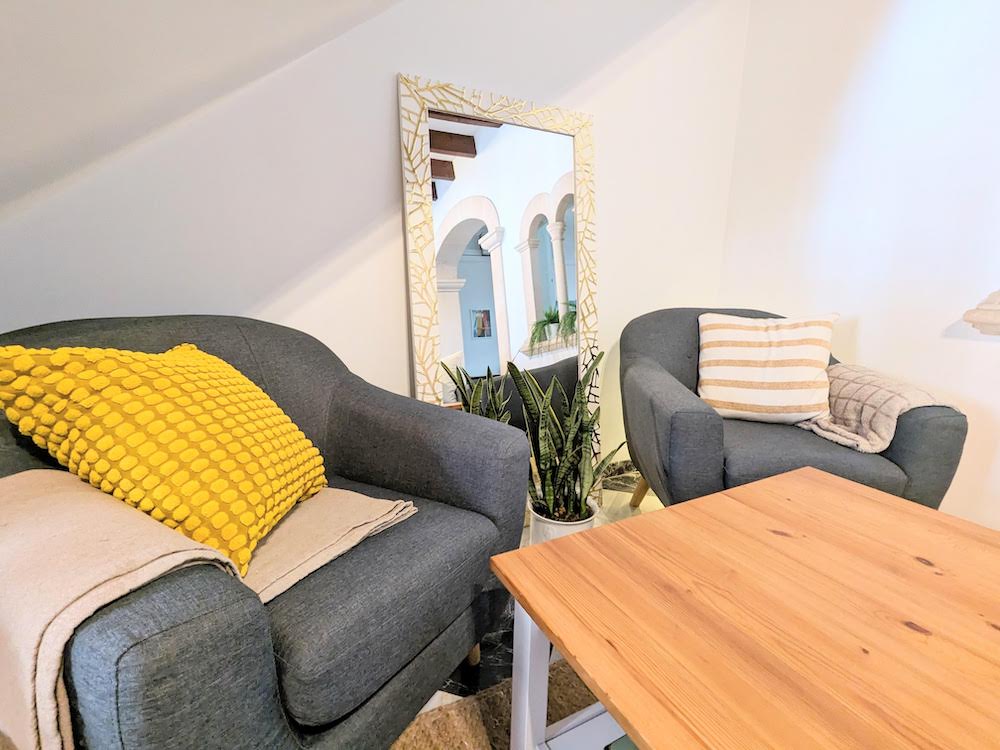 Bedndesk living room