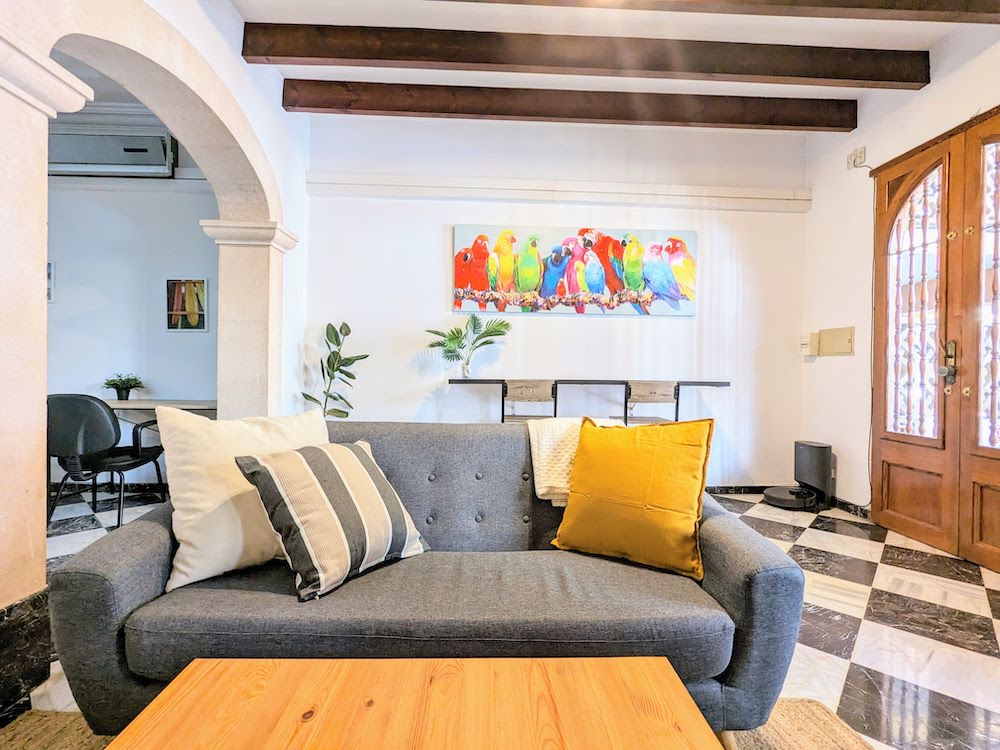 Bedndesk living room