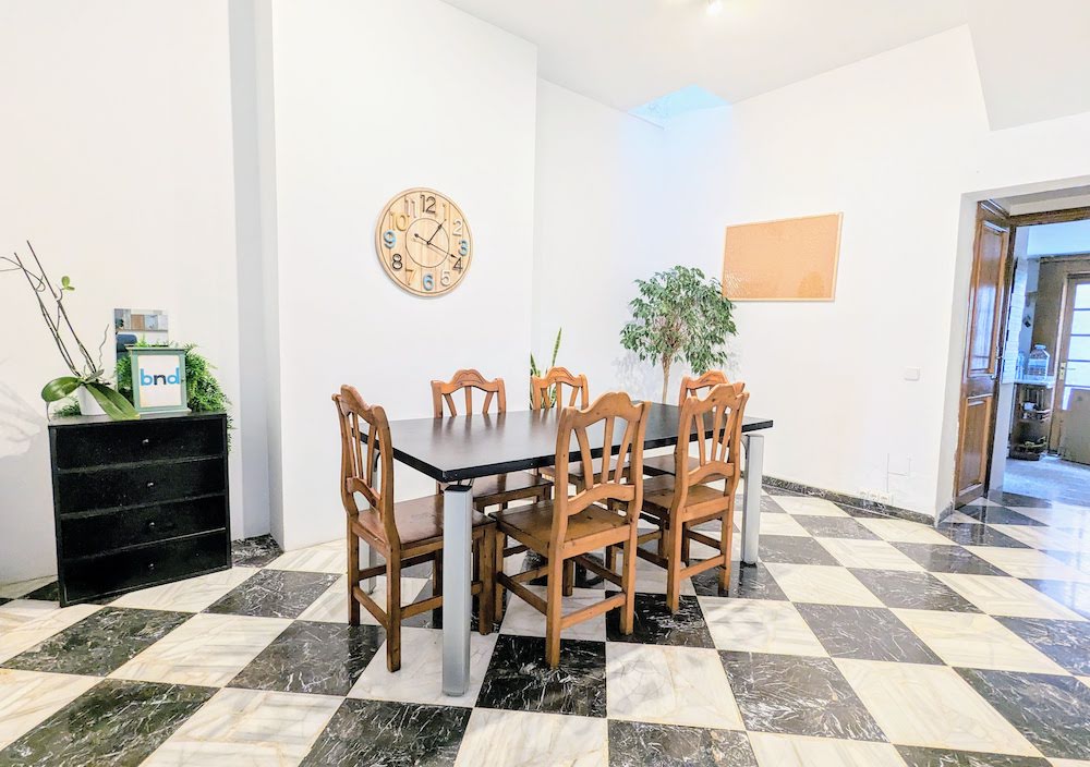 Bedndesk dining room